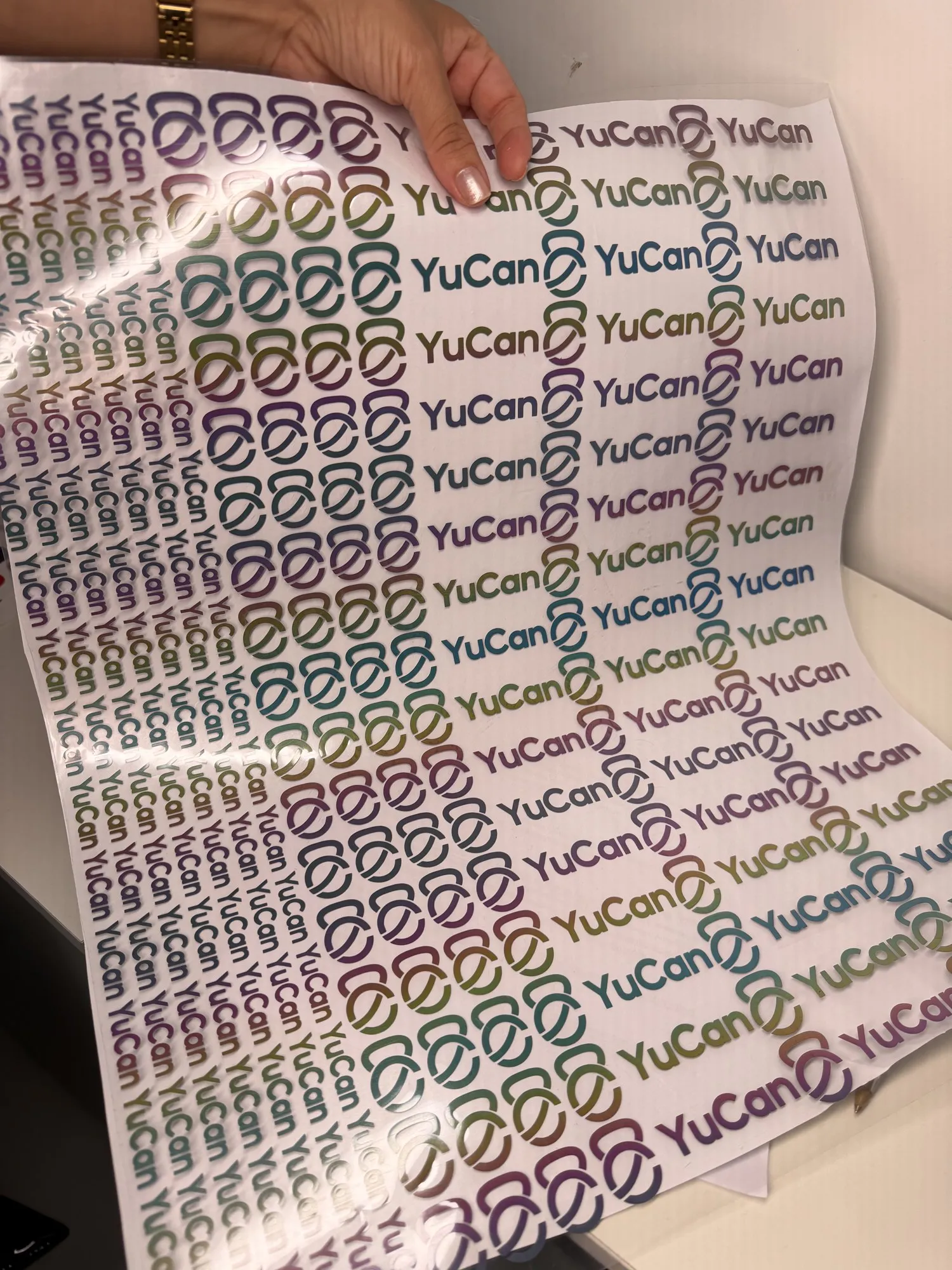 Folha de filme de recorte com a marca repetida em várias cores