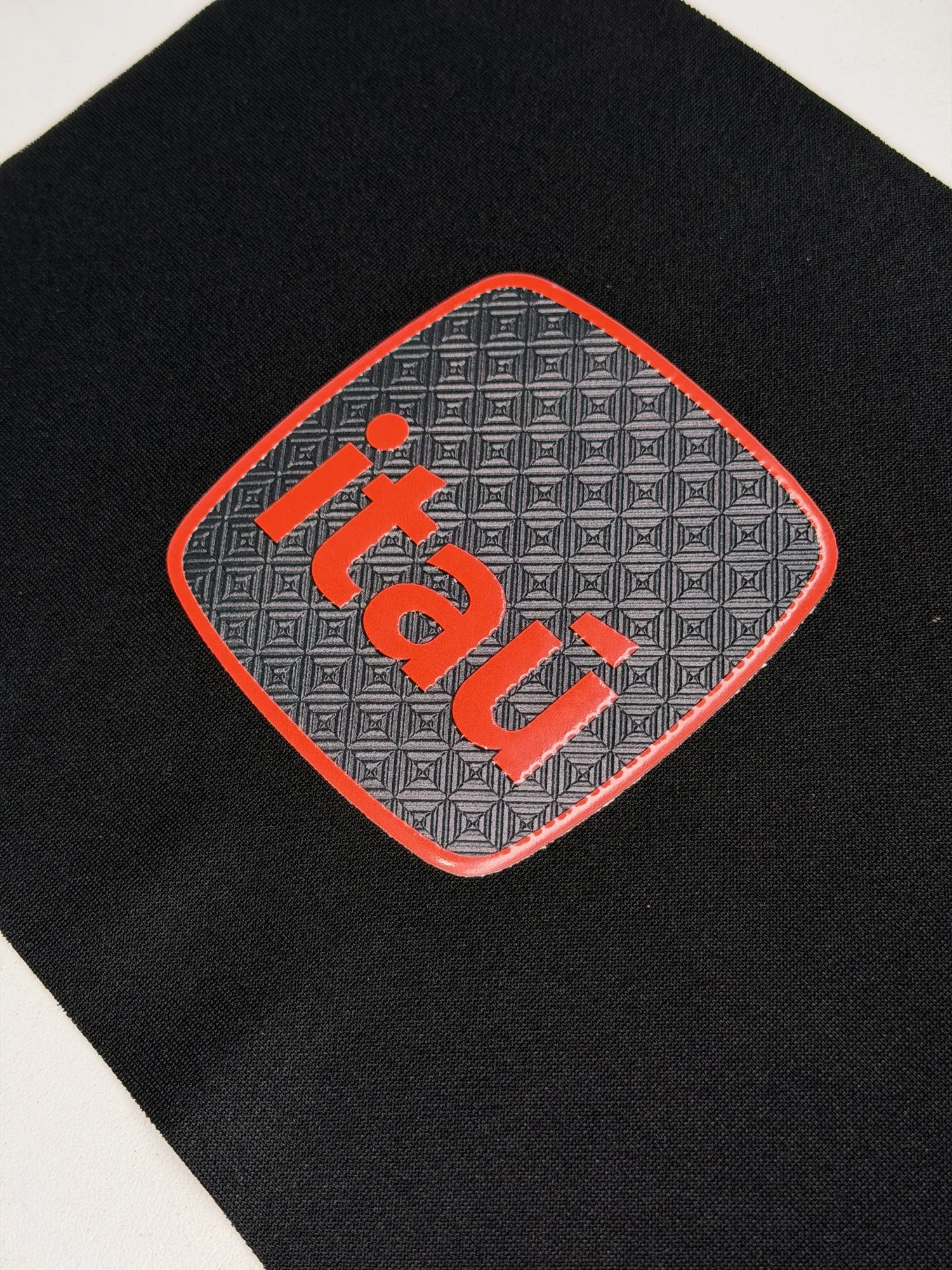 Logo em UV Têxtil com relevo aplicado em tecido preto